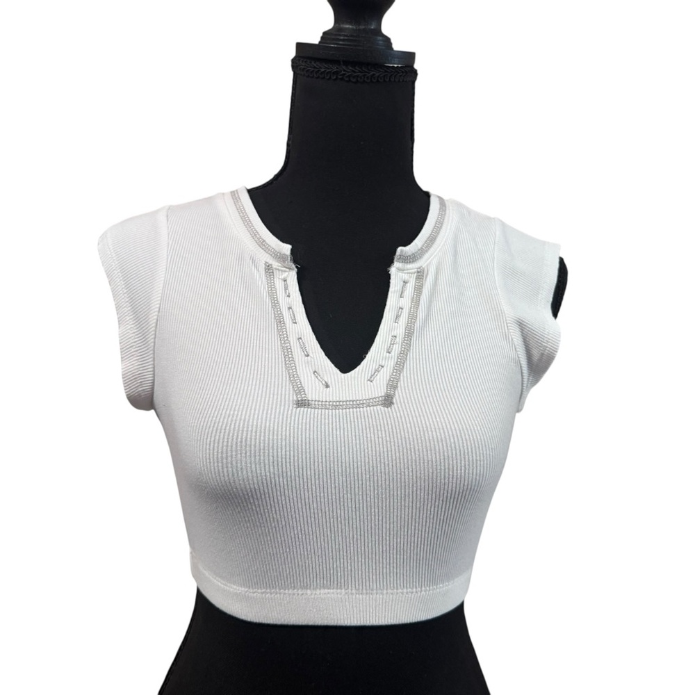 Women’s juniors SHEIN ribbed white with gray thread piping crop top size S NWOT